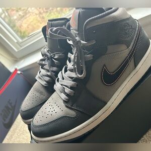 Air Jordan 1 Mid SE Men’s size 10 “ Night Stadium” Grey and orange